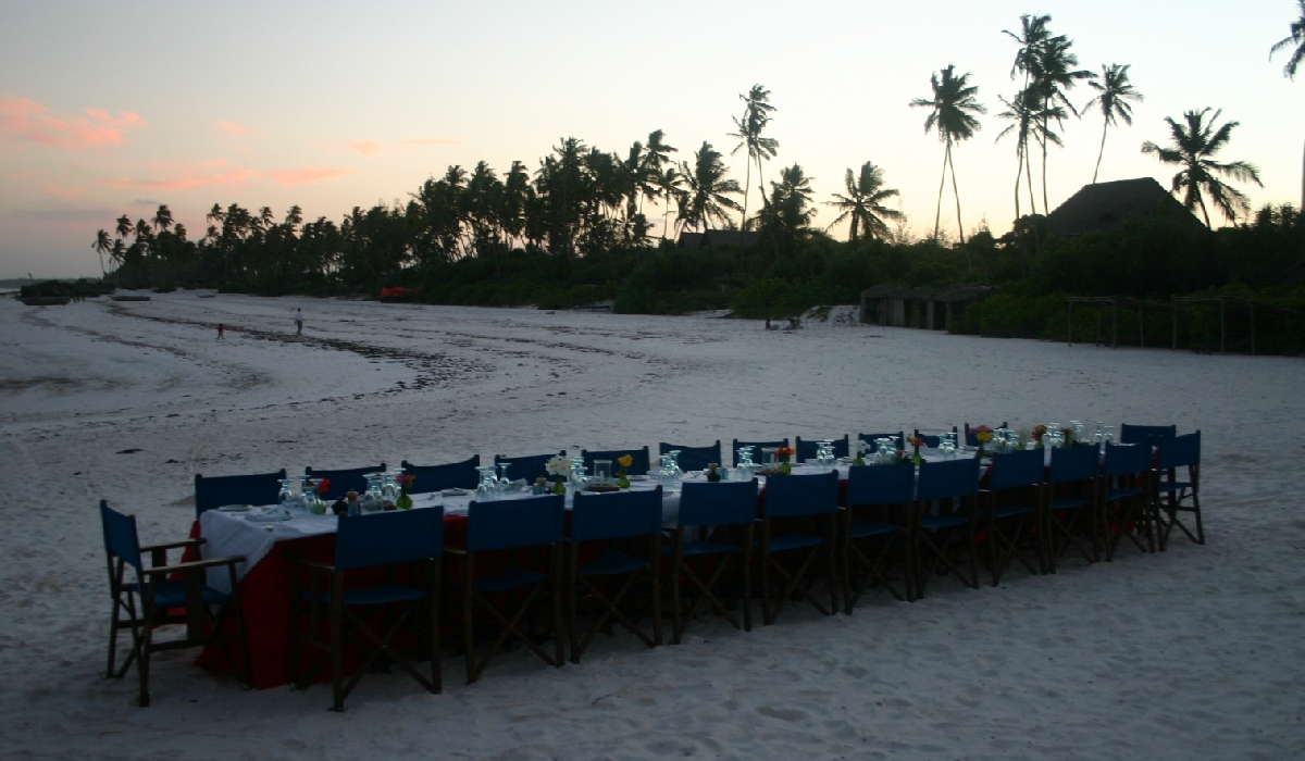 Diner sur la plage pour un groupe d'amis à Zanzibar