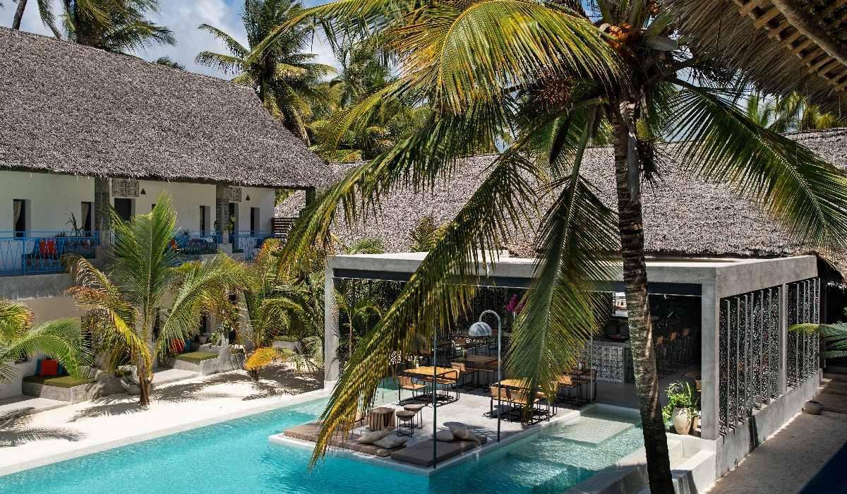 Vue sur l'espace restaurant depuis la piscine du Casa Beach Hotel à Zanzibar