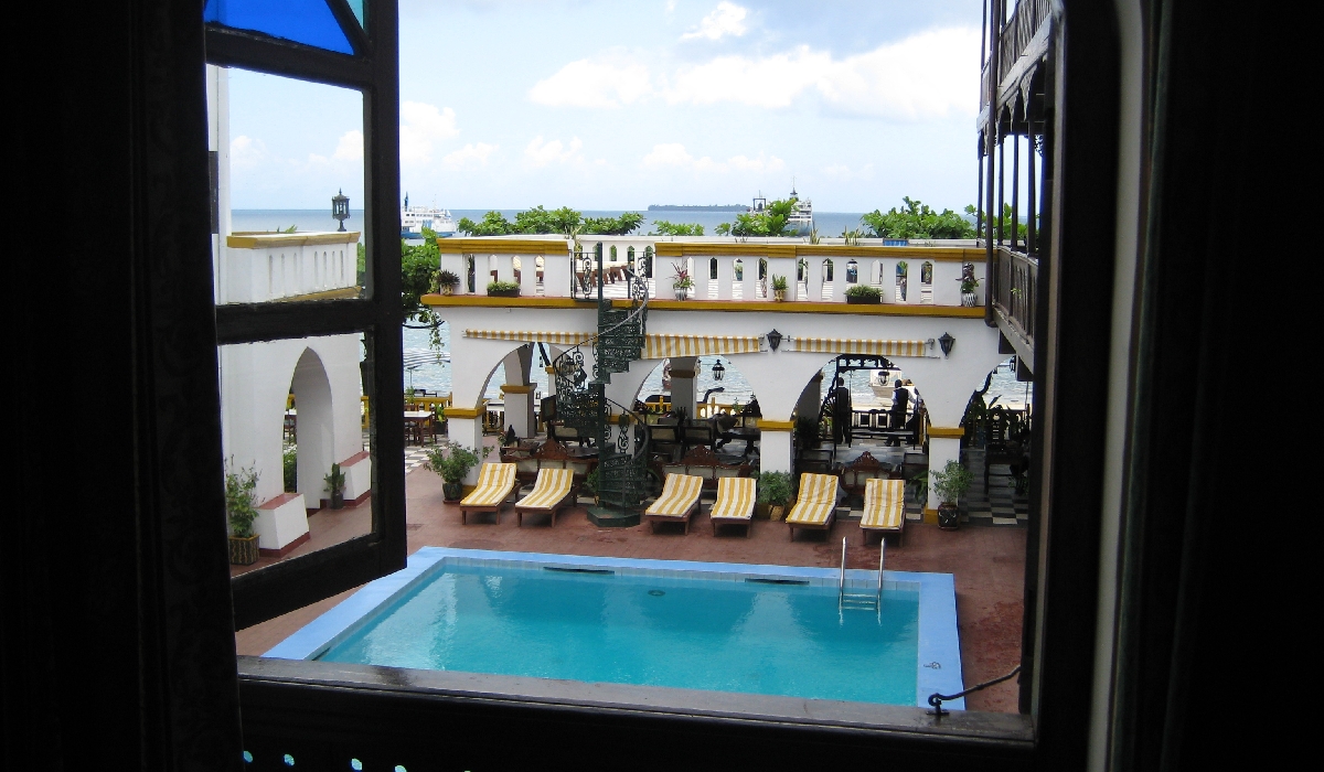 Chambre standard du Tembo Hotel avec vue piscine