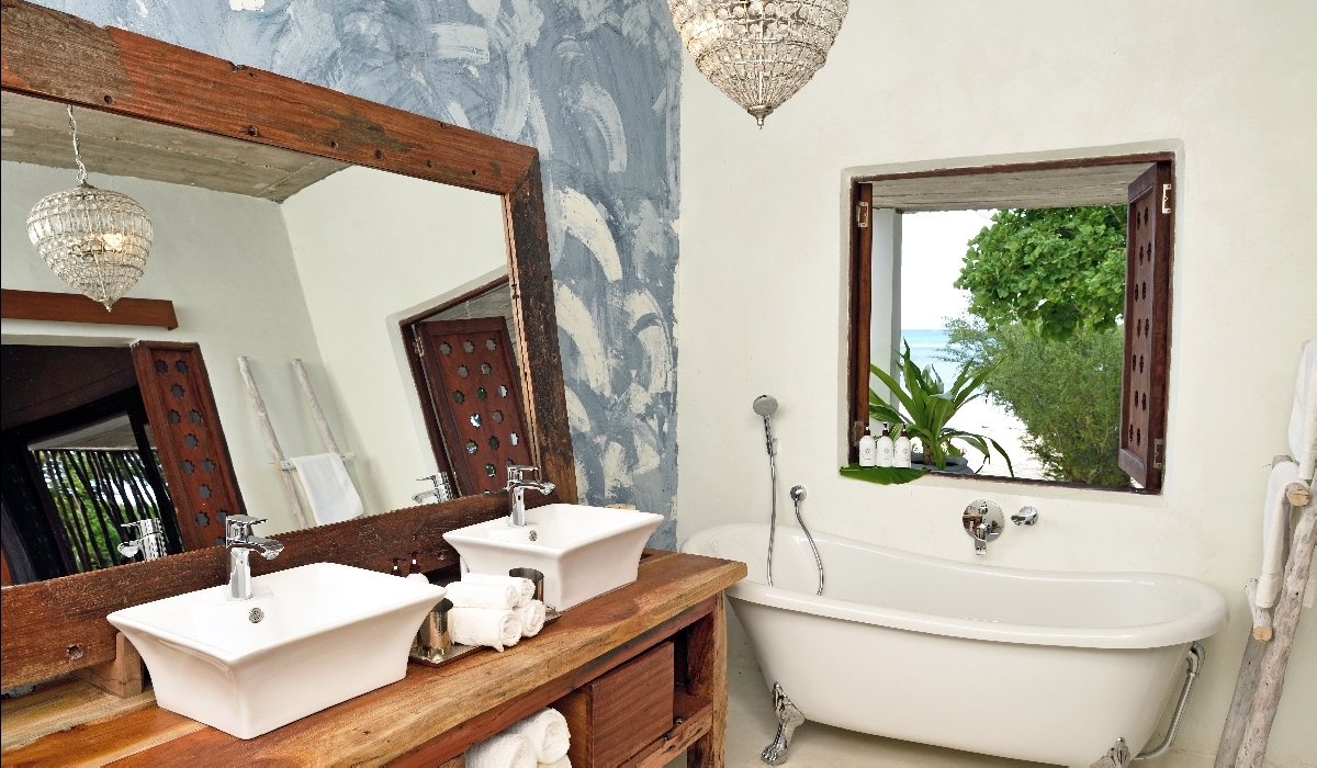 Chambre avec salle de bain dans les villas Priya et Kusum à Zanzibar