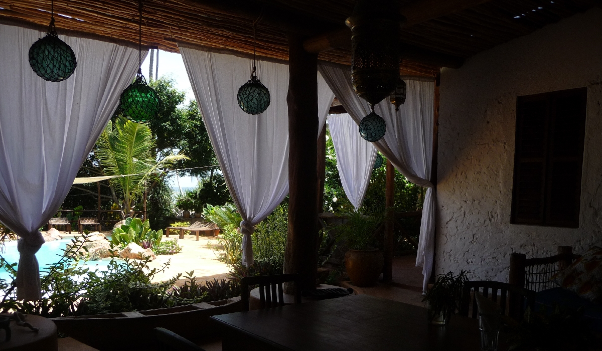 Pièce de vie ouverte sur la piscine, villa famille à Zanzibar