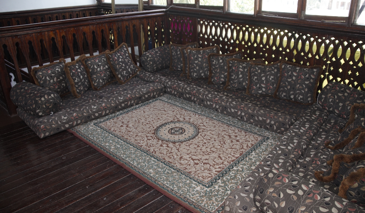 Espace lounge de tradition omanaise au Dhow Palace