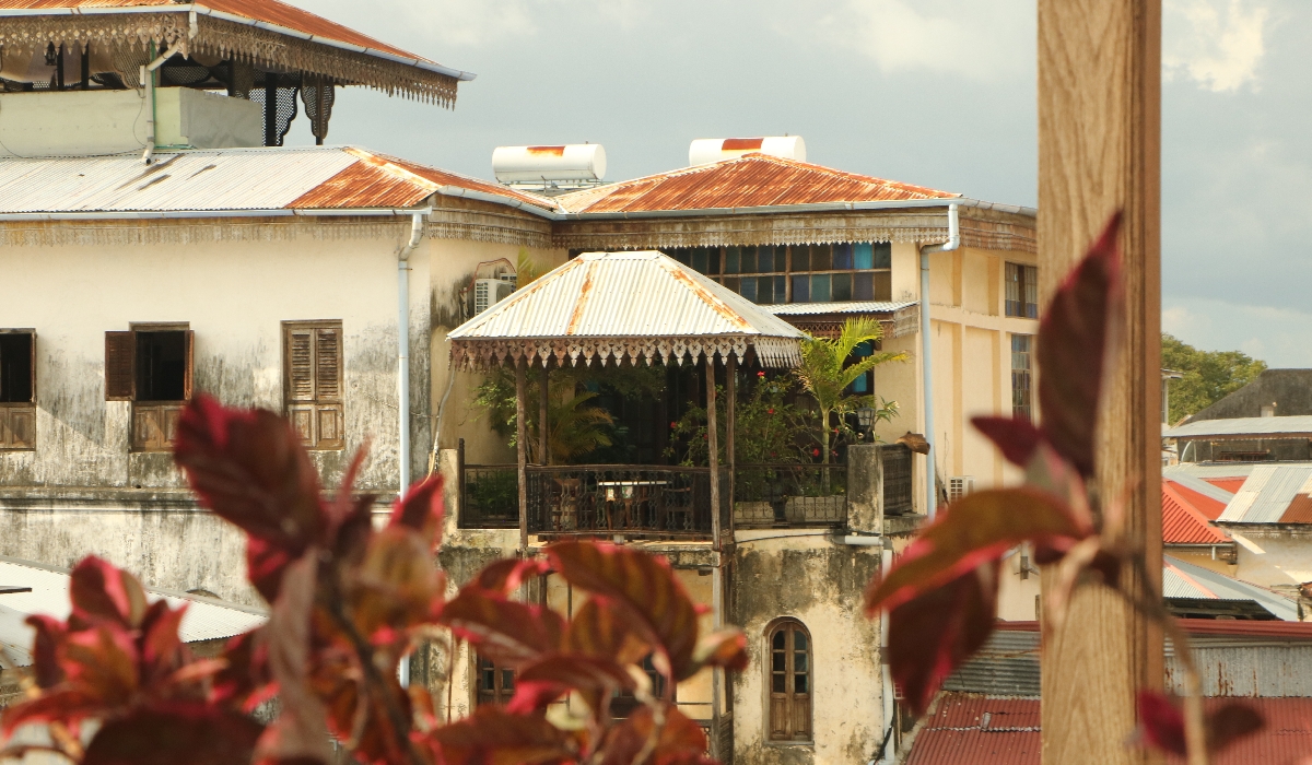 Vue sur les toits de Stone Town depuis l'hôtel Coffe House à Zanzibar