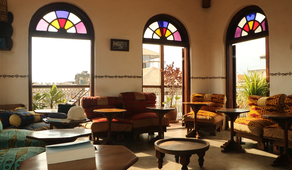 Espace lounge cosy avec balcon au Coffee House de Zanzibar