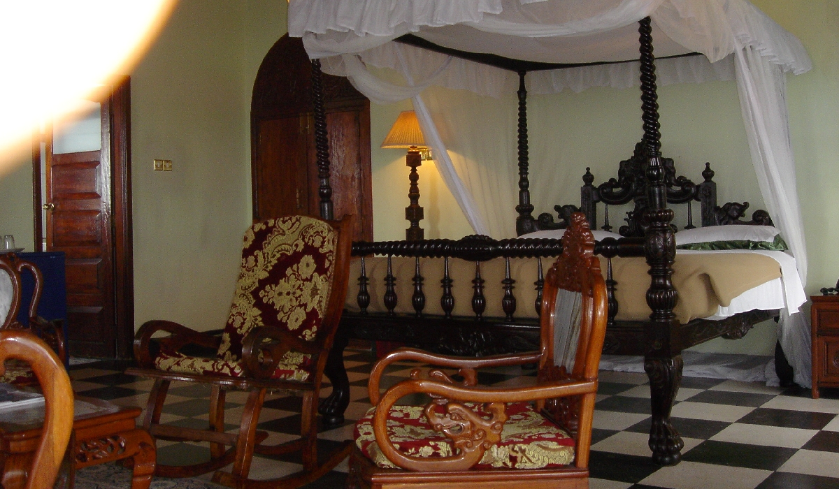Décoration de style omanais dans les chambres du Tembo Hotel