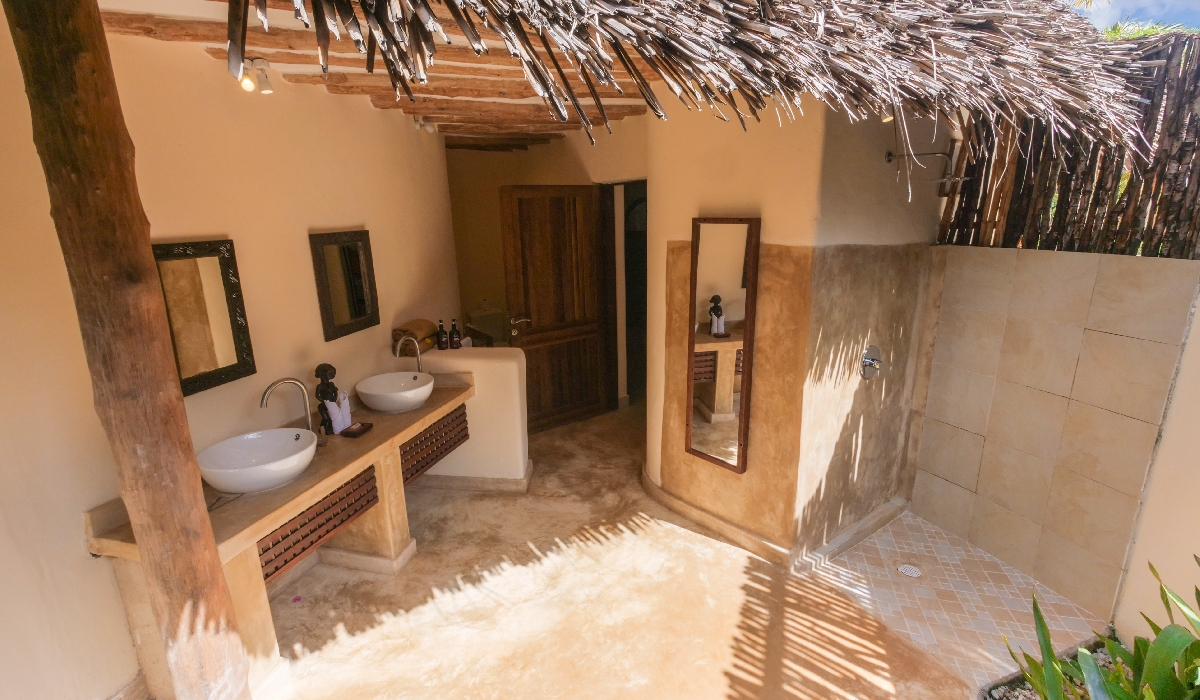 Le charme d'une salle de bain extérieure au Zanzibar Pearl