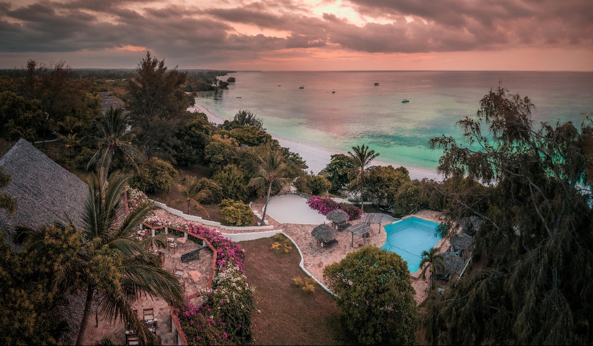 Espace piscine du Manta Resort sur l'île de Pemba