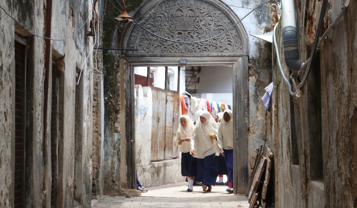 Ecolières dans les rues de Stone Town, Zanzibar