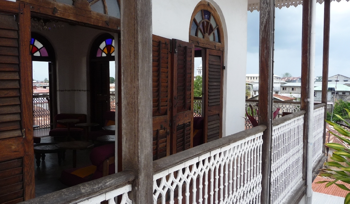 Balcon avec vue panoramique sur Stone Town à Zanzibar