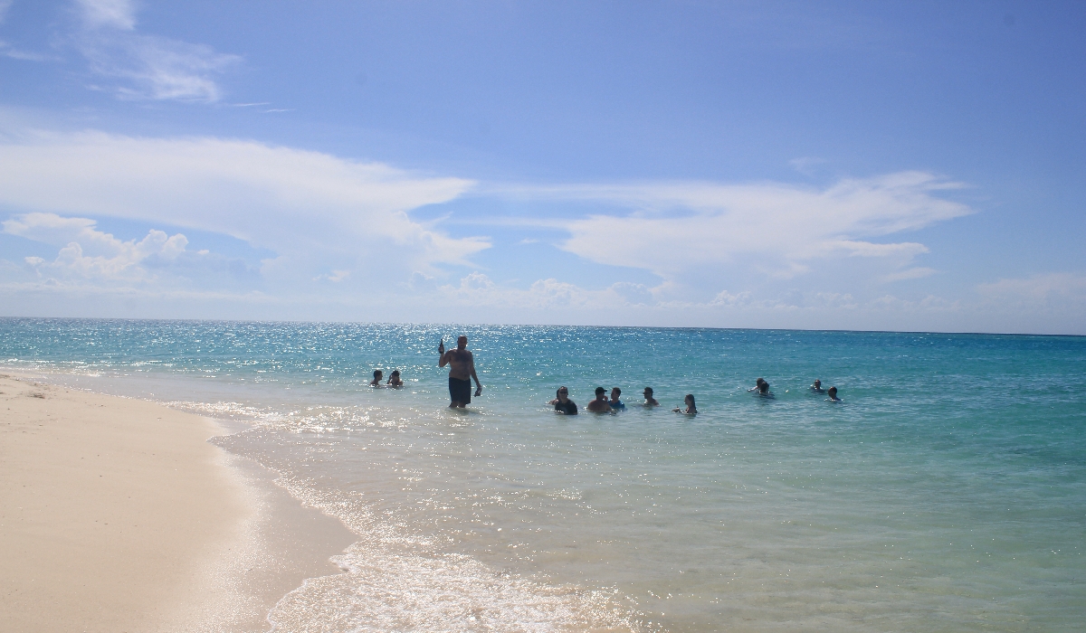 Profiter entre amis des eaux chaudes de l'océan Indien à Zanzibar