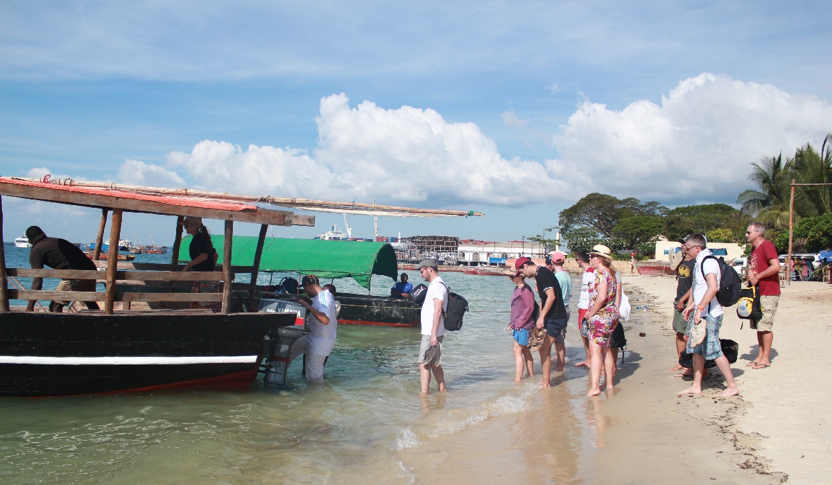 Embarquement pour l'île privée de Chapwani entre amis à Zanzibar