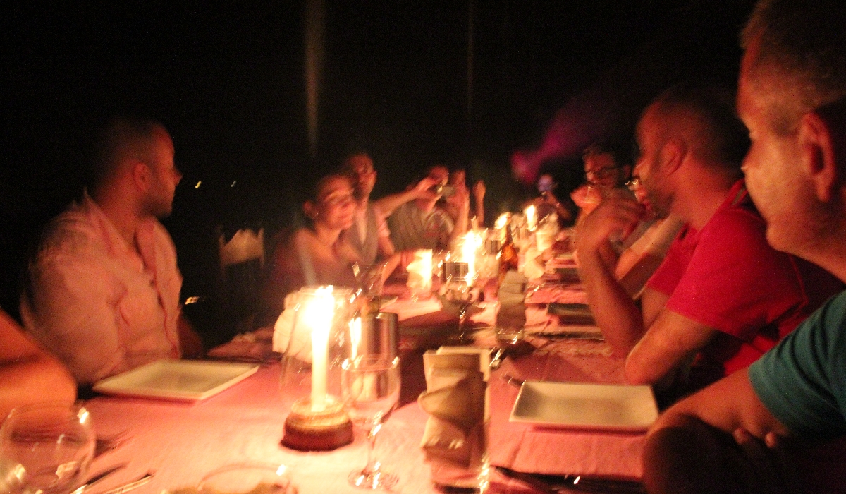 Grande tablée pour un diner entre amis à Zanzibar