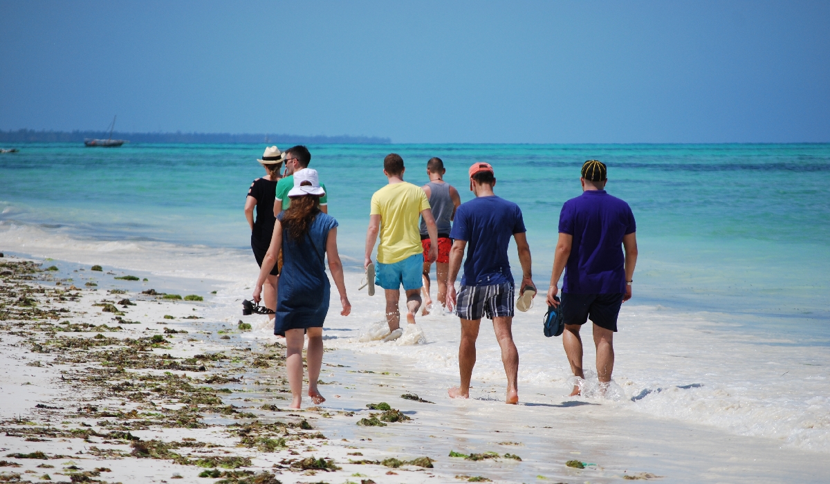Balade en tribu d'amis sur les plages de Zanzibar