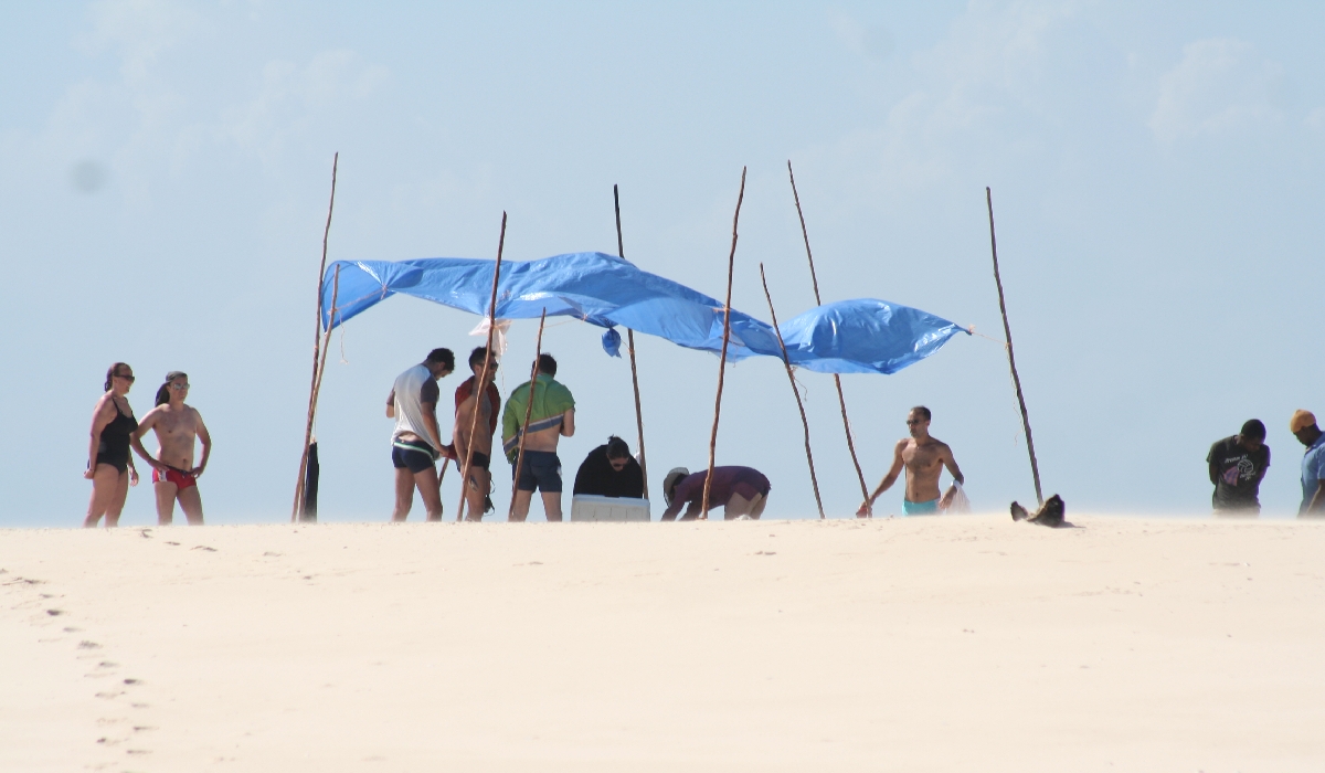 Pique nique sur un banc de sable entre amis à Zanzibar